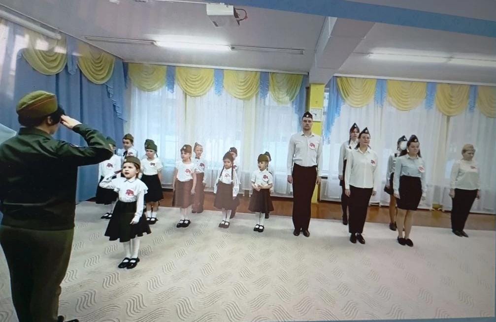 На знамя Победы равняем шаг.png